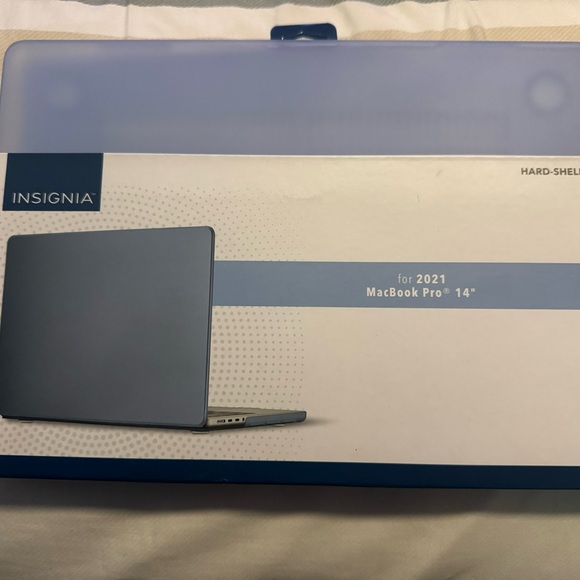 Insignia™ - Hard-Shell Case for 2021 and 2023 MacBook Pro 14" - Picture 3 of 16